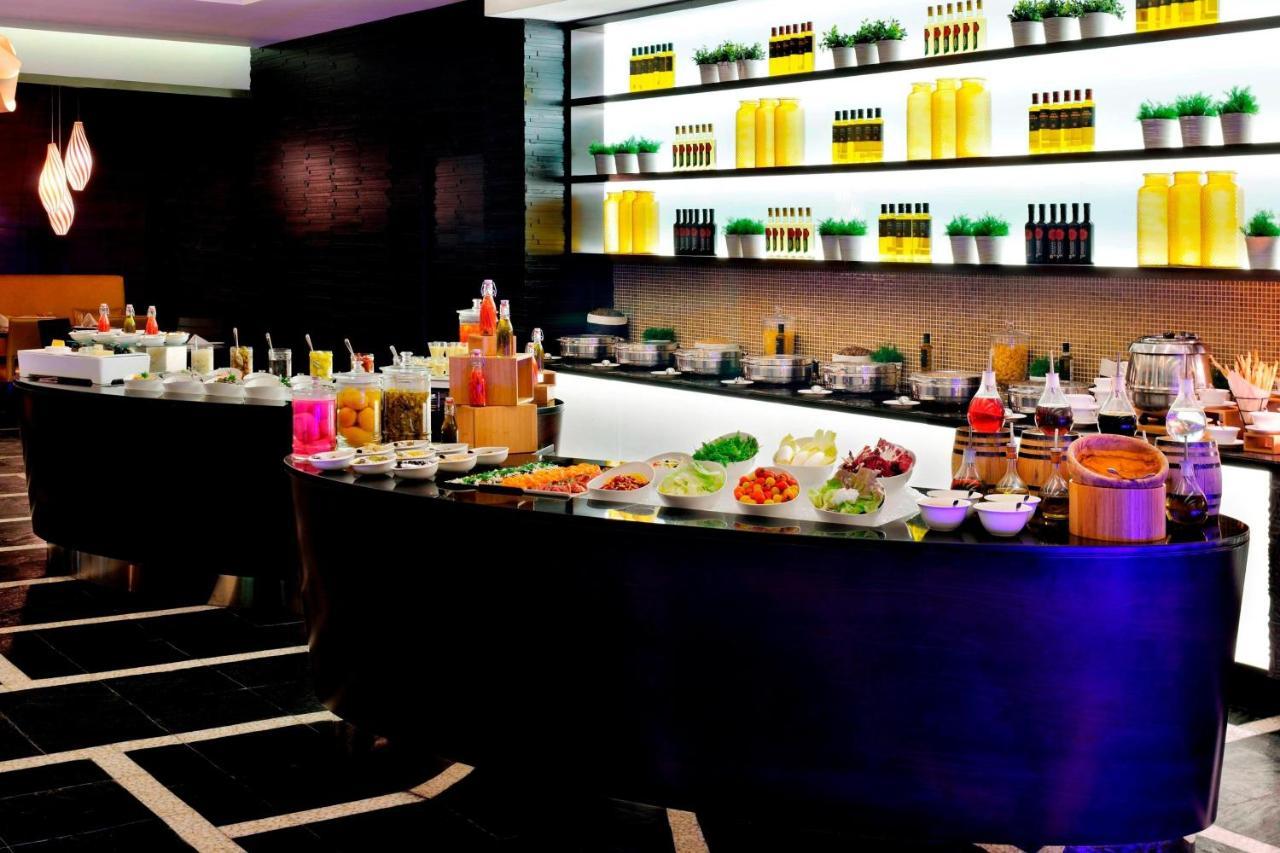Marriott Executive Apartments Al Jaddaf, Dubai Esterno foto A buffet at a hotel
