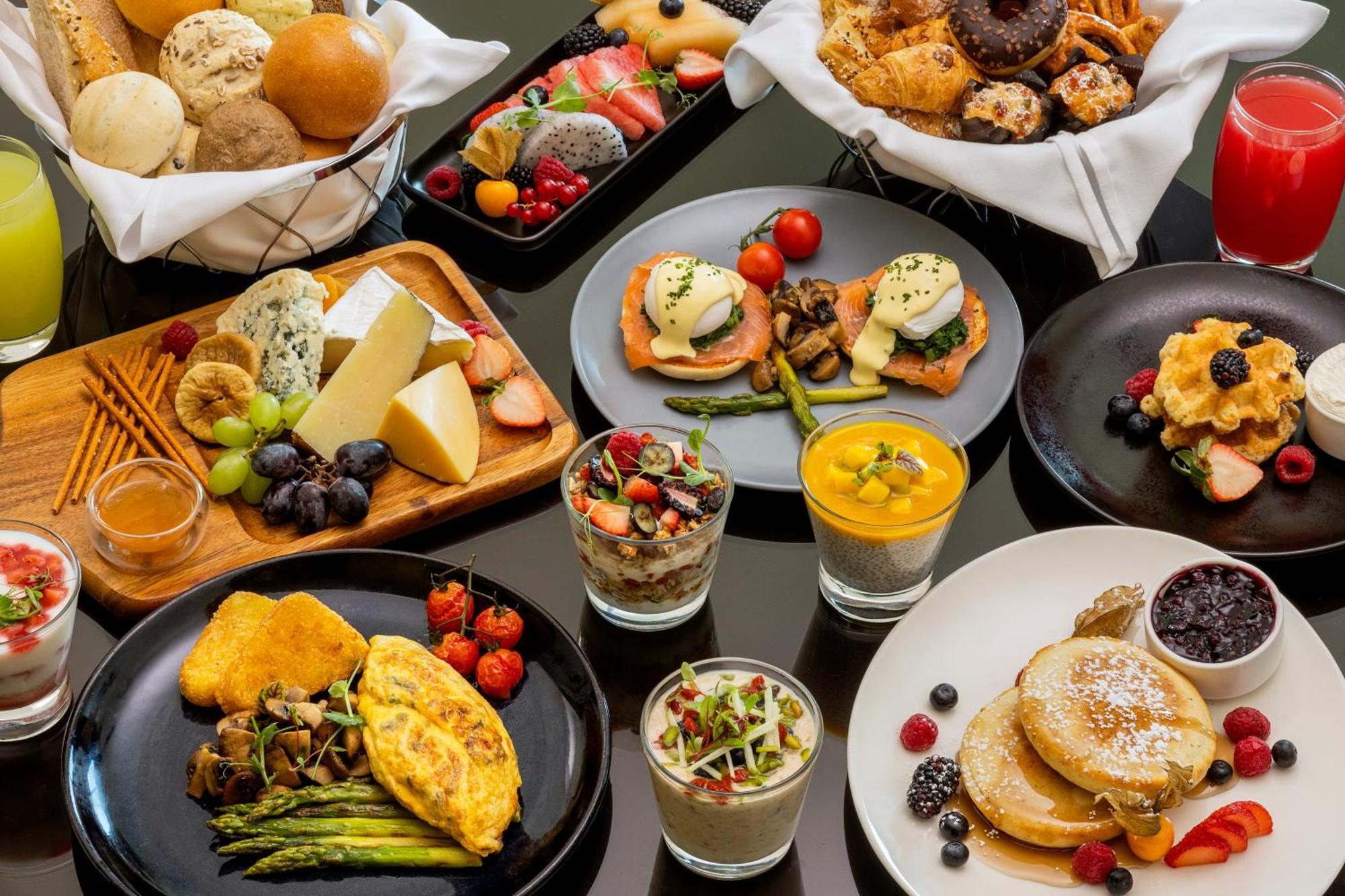 Marriott Executive Apartments Al Jaddaf, Dubai Esterno foto A selection of breakfast items
